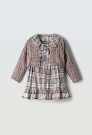 Σετ φόρεμα ΕΒΙΤΑ σε ροζ χρώμα με πλεκτή ζακέτα.